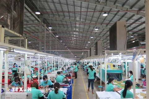 Hoạt động sản xuất tại nhà máy của công ty Trách nhiệm hữu hạn Victory International (Việt Nam) đã được hồi phục bình thường. (Ảnh: Minh Hưng/TTXVN) 
