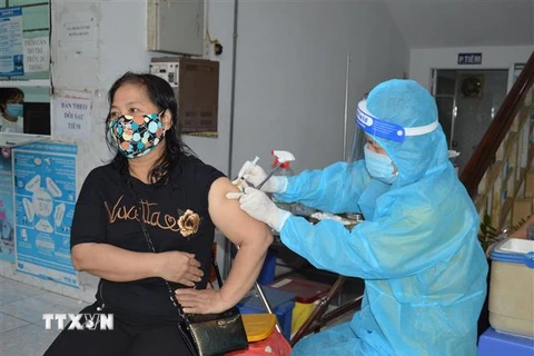 Người dân phường 1, thành phố Cao Lãnh, tỉnh Đồng Tháp được tiêm vaccine phòng COVID-19. (Ảnh: Nhựt An/TTXVN) 