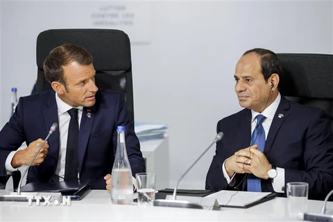 Tổng thống Ai Cập Abdel-Fattah El-Sisi (phải) và người đồng cấp Pháp Emmanuel Macron (trái) tại một cuộc gặp. (Ảnh: AFP/TTXVN) 