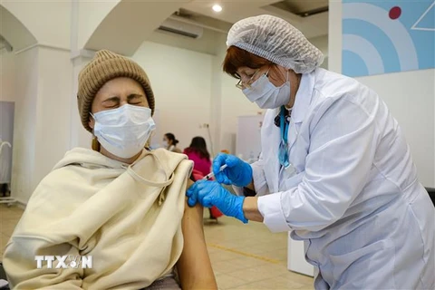 Nhân viên y tế tiêm vaccine phòng COVID-19 cho người dân tại Moskva, Nga, ngày 4/11/2021. (Ảnh: THX/TTXVN) 
