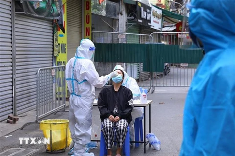Lực lượng y tế tổ chức lấy mẫu xét nghiệm cho người dân phố Phú Đô, Hà Nội. (Ảnh: Hoàng Hiếu/TTXVN) 