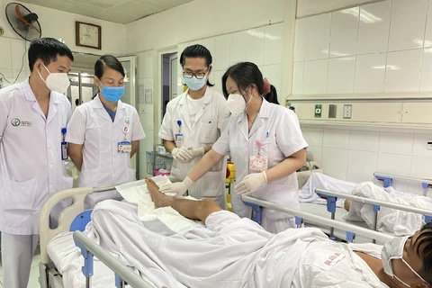 Bệnh nhân T đang được chăm sóc tích cực tại Bệnh viện Hữu nghị Việt Đức sau ca phẫu thuật. (Nguồn: hanoimoi.com.vn) 