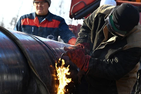 Một thợ hàn sửa chữa một phần của đường ống dẫn dầu bên ngoài làng Romanovka, cách thủ đô Minsk của Belarus khoảng 230km về phía Đông Nam. (Nguồn: Sputnik) 