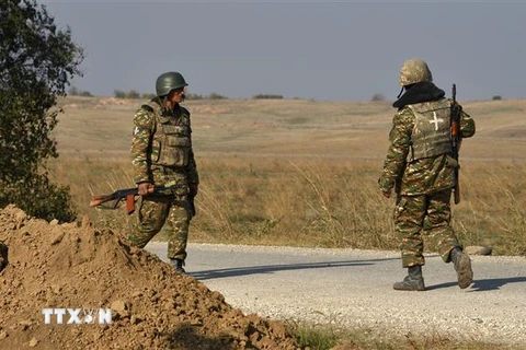 Binh sỹ Armenia tuần tra trên tuyến đường gần làng Berdashen thuộc tỉnh Shirak, khu vực ranh giới ngừng bắn với Azerbaijan, ngày 27/11/2020. (Ảnh: AFP/TTXVN) 