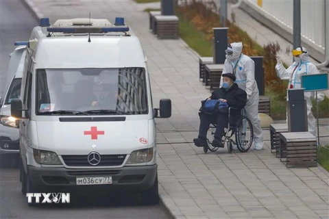 Nhân viên y tế chuyển bệnh nhân COVID-19 tới bệnh viện ở Moskva, Nga, ngày 13/11/2021. (Ảnh: THX/TTXVN) 