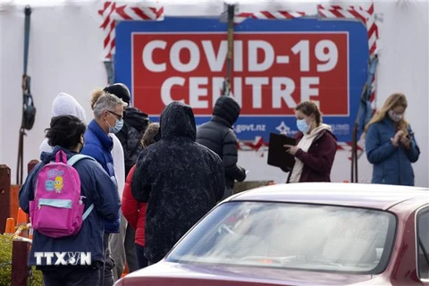 Người dân xếp hàng bên ngoài một điểm xét nghiệm COVID-19 tại Wellington, New Zealand, ngày 18/8/2021. (Ảnh: AFP/TTXVN) 