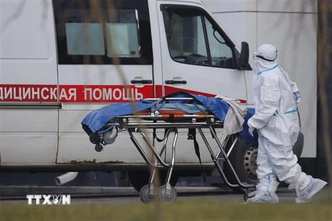 Nhân viên y tế chuyển bệnh nhân nhiễm COVID-19 tới bệnh viện ở ngoại ô Moskva, Nga. (Ảnh: THX/TTXVN) 