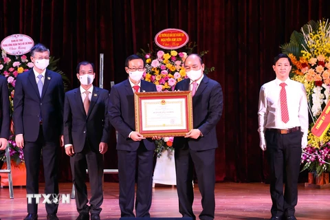 Chủ tịch nước Nguyễn Xuân Phúc trao Huân chương Lao động hạng Nhất cho Trường Đại học Sư phạm Hà Nội. (Ảnh: Phạm Kiên/TTXVN) 