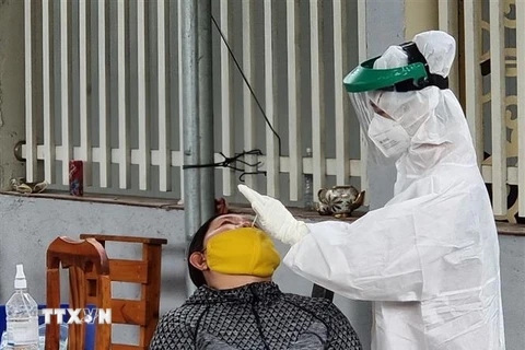Nhân viên y tế xét nghiệm COVID-19 cho người dân xã Long Sơn, thành phố Vũng Tàu, nơi đang bùng phát ổ dịch mới của tỉnh. (Ảnh: Hoàng Nhị/TTXVN)