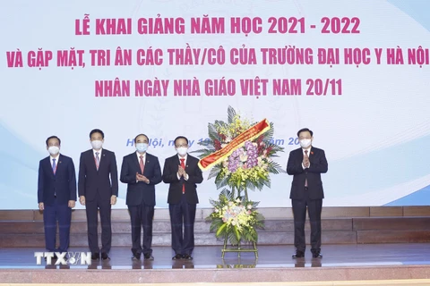 Chủ tịch Quốc hội Vương Đình Huệ tặng hoa chúc mừng Trường Đại học Y Hà Nội nhân Ngày Nhà giáo Việt Nam 20/11. (Ảnh: Doãn Tấn/TTXVN) 
