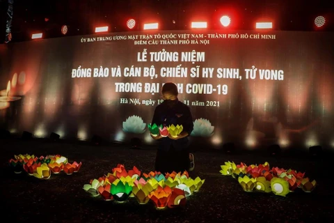 Đoàn viên, thanh niên thả hoa đăng tưởng niệm đồng bào và cán bộ, chiến sĩ hy sinh, tử vong trong đại dịch COVID-19. (Ảnh: Thành Đạt - TTXVN)