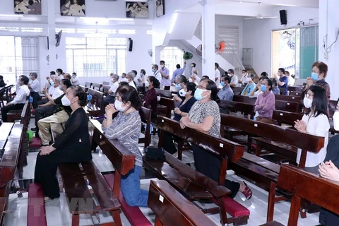 Tại nhà thờ Nhân Hòa, Ủy ban Đoàn kết Công giáo Việt Nam Thành phố Hồ Chí Minh tổ chức Lễ tưởng niệm và Thánh lễ cầu nguyện cho đồng bào tử vong và cán bộ, chiến sỹ hy sinh trong đại dịch COVID-19. (Ảnh minh họa: Xuân Khu/TTXVN)