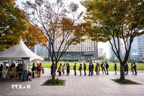 Người dân xếp hàng chờ lấy mẫu xét nghiệm COVID-19 tại Seoul, Hàn Quốc ngày 3/11/2021. (Ảnh: AFP/TTXVN) 