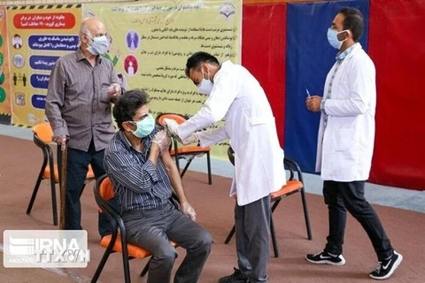 Nhân viên y tế tiêm vaccine phòng COVID-19 cho người dân tại Iran. (Ảnh: IRNA/TTXVN) 