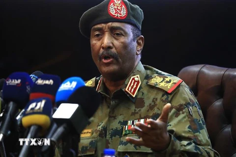 Tổng Tư lệnh Các Lực lượng vũ trang Sudan, Tướng Abdel-Fattah Burhan, người nắm quyền điều hành sau cuộc đảo chính quân sự, trong cuộc họp báo tại Khartoum ngày 26/10/2021. (Ảnh: AFP/TTXVN) 
