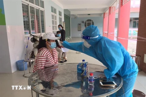 Người dân chờ khám sàng lọc và kết hợp tiêm vaccine tại phường Tương Bình Hiệp, thành phố Thủ Dầu Một, tỉnh Bình Dương. (Ảnh: Chí Tưởng/TTXVN) 