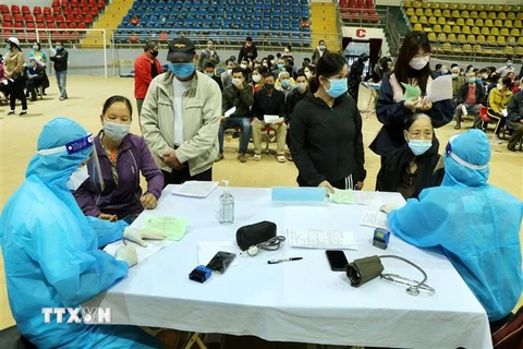 Lực lượng y tế khám sàng lọc và tư vấn cho người dân trên địa bàn thành phố Việt Trì, tỉnh Phú Thọ trước khi tiêm mũi 2 vaccine phòng COVID-19. (Ảnh: Trung Kiên/TTXVN) 