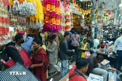 Người dân mua sắm trong dịp Lễ hội Ánh sáng tại New Delhi, Ấn Độ, ngày 2/11/2021. (Ảnh: THX/TTXVN) 