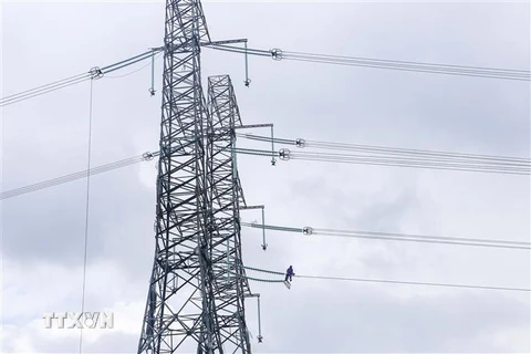 Những trụ cột cuối cùng của đường dây 500kV mạch 3 đoạn qua Đà Nẵng đang được khẩn trương thi công. (Ảnh: Trần Lê Lâm/TTXVN) 
