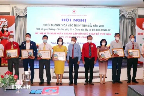 Trao Giấy khen của Hội Chữ thập Đỏ Thành phố Hồ Chí Minh cho đại diện các tập thể Hoa việc thiện có thành tích trong công tác phòng, chống COVID-19. (Ảnh: Xuân Khu/TTXVN) 