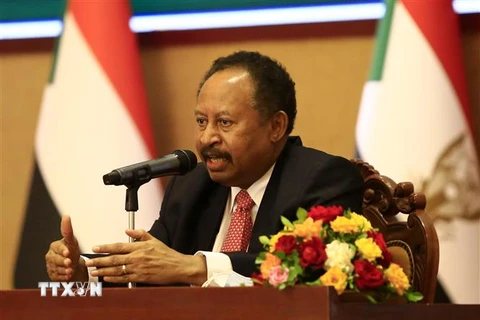 Thủ tướng Sudan Abdalla Hamdok phát biểu sau lễ ký thỏa thuận chính trị khôi phục quá trình chuyển tiếp dân sự ở quốc gia Đông Bắc Phi, ngày 21/11/2021. (Ảnh: THX/TTXVN) 