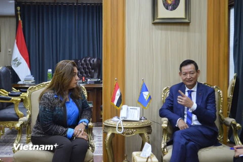 Đại sứ Trần Thành Công làm việc với Thống đốc tỉnh Damietta Manal Awad Mikhail. (Ảnh: Nguyễn Trường/Vietnam+) 