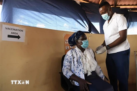 Nhân viên y tế tiêm vaccine phòng COVID-19 cho người dân tại Francistown, Botswana. (Ảnh: AFP/TTXVN) 