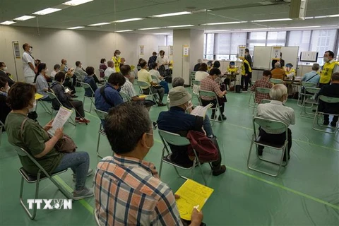Người dân xếp hàng chờ tiêm vaccine phòng COVID-19 tại Tokyo, Nhật Bản, ngày 24/5/2021. (Ảnh: AFP/TTXVN) 