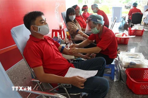 Người dân tham gia hiến máu tại Hậu Giang. (Ảnh: Hồng Thái/TTXVN) 