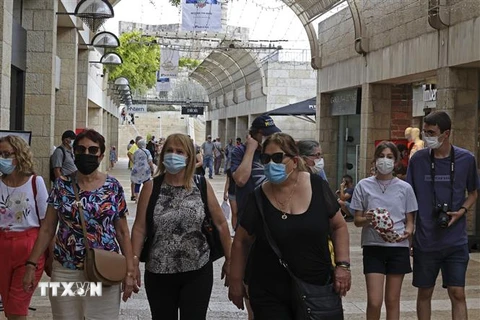 Người dân Israel đeo khẩu trang phòng dịch COVID-19 tại Jerusalem ngày 11/8/2021. (Ảnh: AFP/TTXVN) 