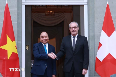 Chủ tịch nước Nguyễn Xuân Phúc và Tổng thống Liên bang Thụy Sĩ Guy Parmelin. (Ảnh: Thống Nhất/TTXVN) 