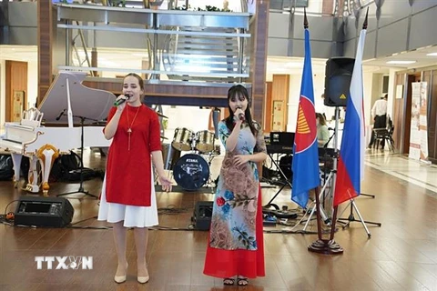 Các sinh viên trình diễn ca khúc Hello Việt Nam. (Ảnh: TTXVN) 