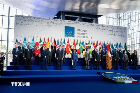 Các đại biểu chụp ảnh chung tại Hội nghị thượng đỉnh Nhóm các nền kinh tế phát triển và mới nổi hàng đầu thế giới (G20) ở Rome, Italy ngày 30/10/2021. (Ảnh: AFP/TTXVN) 