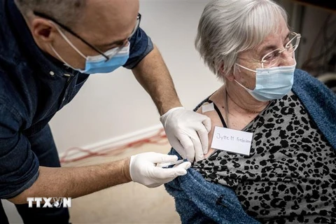 Tiêm vaccine ngừa COVID-19 cho người già tại Ishoj, Đan Mạch. (Ảnh: AFP/TTXVN) 