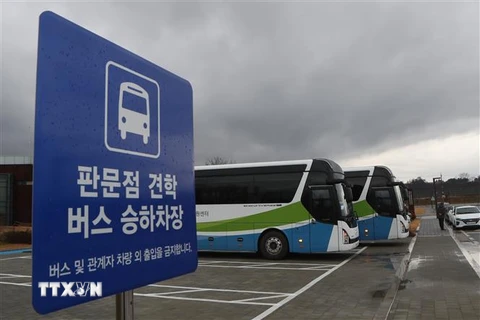 Xe buýt du lịch tới Paju, cách thủ đô Seoul của Hàn Quốc 30km về phía bắc, khi các chuyến du lịch tới làng đình chiến Panmunjom được nối lại ngày 30/11/2021. (Ảnh: Yonhap/TTXVN) 