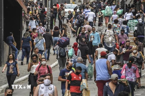 Người dân trên phố ở Sao Paulo, Brazil ngày 10/6/2020. (Ảnh: AFP/TTXVN) 