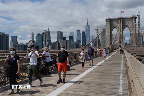 Người dân đeo khẩu trang phòng dịch COVID-19 di chuyển trên cầu Brooklyn ở New York, Mỹ ngày 19/8/2021. (Ảnh: AFP/TTXVN) 