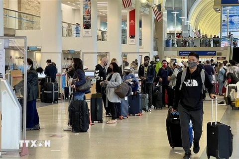 Hành khách tại sân bay quốc tế Los Angeles, Mỹ. (Ảnh: AFP/TTXVN) 