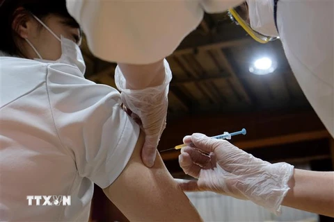 Tiêm vaccine phòng COVID-19 cho nhân viên y tế tại tỉnh Chiba, Nhật Bản. (Ảnh: AFP/TTXVN) 