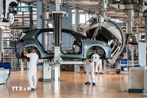 Công nhân làm việc trên dây chuyền sản xuất xe điện ID 3 của Tập đoàn sản xuất xe hơi Đức Volkswagen (VW) ở Dresden, miền Đông Đức ngày 8/1/2021. (Ảnh: AFP/TTXVN) 