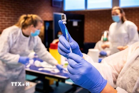 Nhân viên y tế chuẩn bị tiêm vaccine phòng COVID-19 cho người dân tại Drammen, Na Uy ngày 21/1/2021. (Ảnh: AFP/TTXVN) 