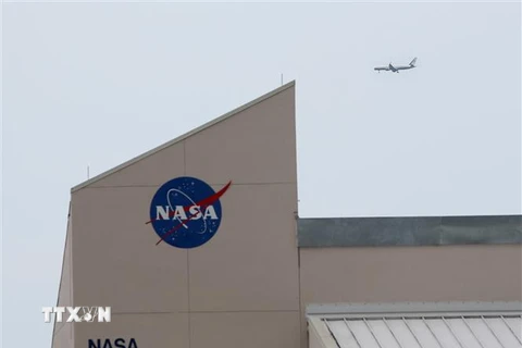 Biểu tượng NASA tại Trung tâm vũ trụ Kennedy ở Florida, Mỹ. (Ảnh: AFP/TTXVN) 