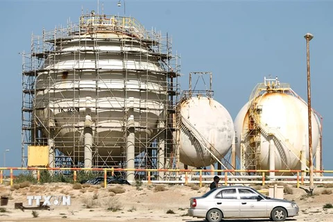Một cơ sở khai thác dầu ở al-Buraqah, Libya. (Ảnh: AFP/TTXVN) 
