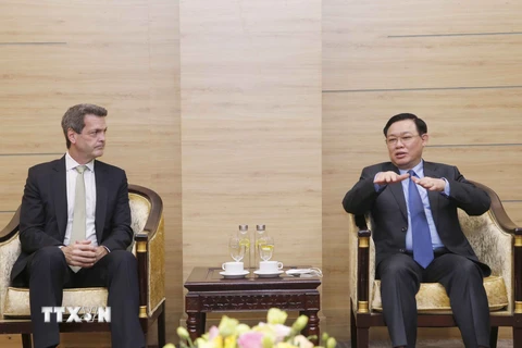 Chủ tịch Quốc hội Vương Đình Huệ tiếp Giám đốc quốc gia Ngân hàng Phát triển châu Á (ADB) tại Việt Nam Andrew Jeffries. (Ảnh: Doãn Tấn/TTXVN) 