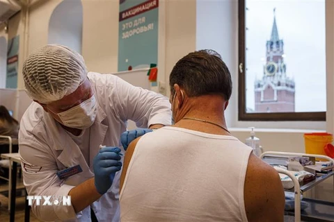 Tiêm vaccine ngừa COVID-19 cho người dân tại Moskva, Nga, ngày 21/10/2021. (Ảnh: AFP/TTXVN) 