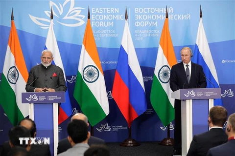 Tổng thống Nga Vladimir Putin (phải) và Thủ tướng Ấn Độ Narendra Modi tại một cuộc gặp. (Ảnh: AFP/TTXVN) 