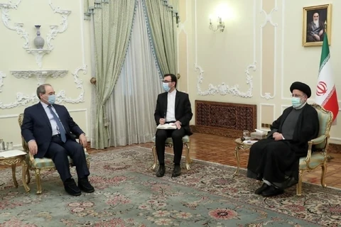 Tổng thống Iran Ebrahim Raisi tiếp Ngoại trưởng Syria Faisal Mekdad. (Nguồn: almayadeen.net) 
