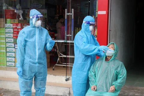 Nhân viên y tế lấy mẫu xét nghiệm virus SARS-CoV-2. (Ảnh: Lê Huy Hải/TTXVN) 