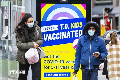 Người dân đeo khẩu trang phòng dịch COVID-19 tại Toronto, Canada, ngày 3/12/2021. (Ảnh: THX/TTXVN) 