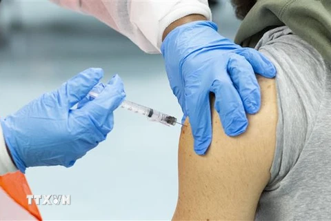 Người dân tiêm chủng vaccine ngừa COVID-19 tại New York, Mỹ, ngày 10/1/2021. (Ảnh: AFP/TTXVN) 